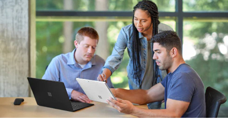 세 사람이 회의하는 모습