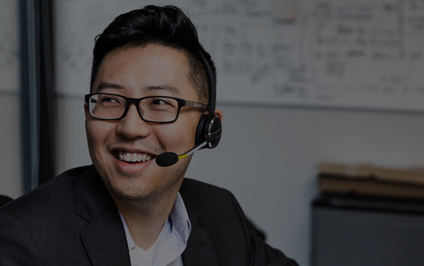 직원들이 웃고 있다