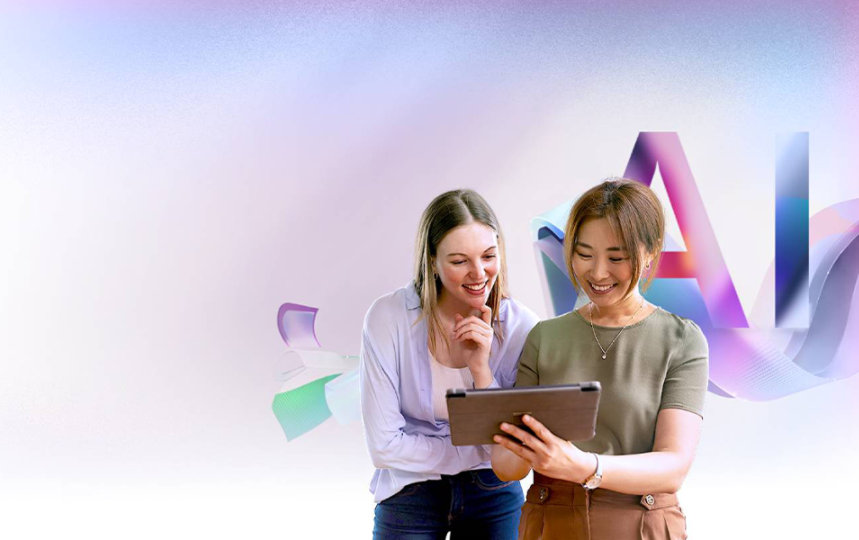 Zwei Frauen vor einem Tablet – im Hintergrund eine abstrakte 3D-Illustration mit einem farbenfrohen, fließenden Band und integrierten AI-Buchstaben auf einem pastellfarbenen Hintergrund – modernes, futuristisches Design für künstliche Intelligenz und Tech-Branding