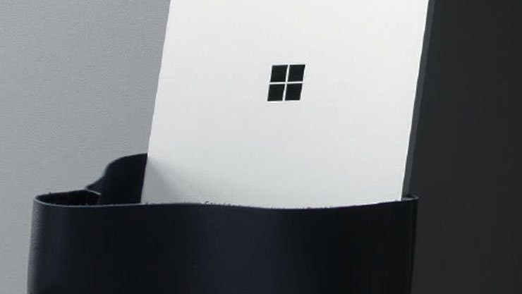 Surface Laptop をバッグから取り出す様子