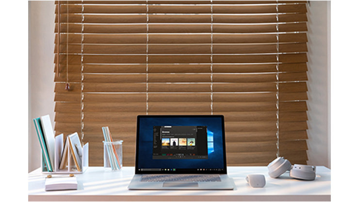 Surface Laptop 3 15 "を窓際の机の上に置いたオフィスビュー