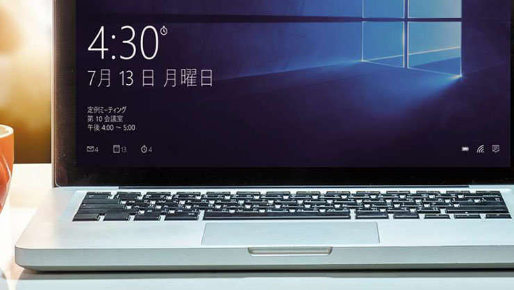 テーブルの上のラップトップ