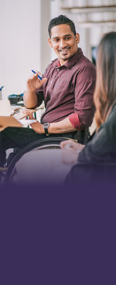 車椅子に乗って会話している人