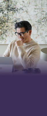 笑顔で Surface デバイスを見ている人