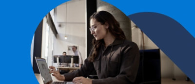 一位坐在桌前的女士。