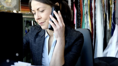 モバイルを使用しながら話している女性