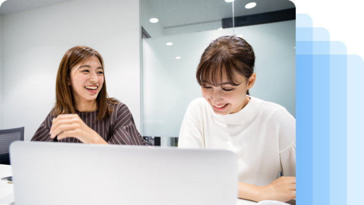 オフィスで笑っている 2 人の女の子