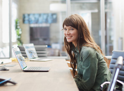 Mujer trabajando en un equipo