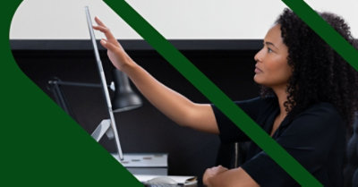 Una persona che usa un monitor desktop touchscreen grande.