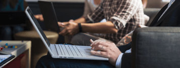 ノート PC のキーボードに置かれた両手