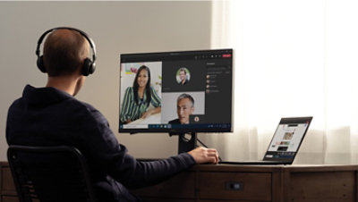 Mann der im Home Office an einem Meeting teilnimmt dank VDI