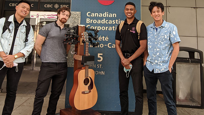 Mitchell Wong et les membres de son équipe aux studios CBC pour le tournage de Dragon’s Den