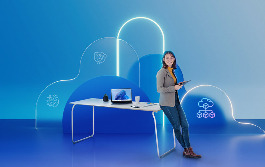 Eine Frau lehnt sich an einen Schreibtisch, der Hintergrund des Bildes ist blau.