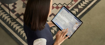 一位女士在使用平板電腦。