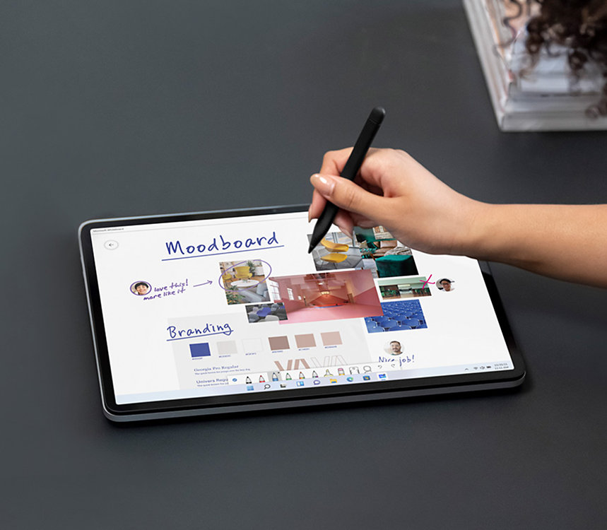 Surface Laptop Studio 採用工作室模式，有人正在使用 Microsoft Whiteboard。
