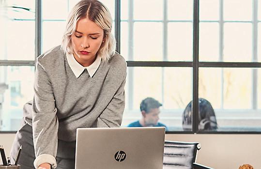 Eine Mitarbeiterin vor ihrem Laptop