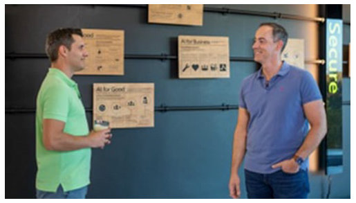 Zwei Männer stehen sich gegenüber und unterhalten sich.