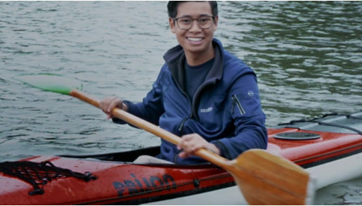 Auftragshacker Philipp Kalweit sitzt in einem Kajak und rudert