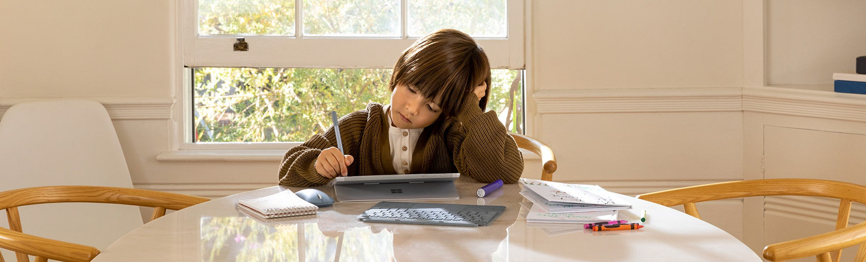 ノート PC をペンで操作する子ども
