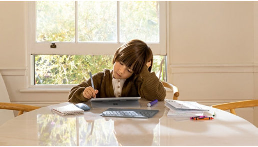 ノート PC をペンで操作する子ども
