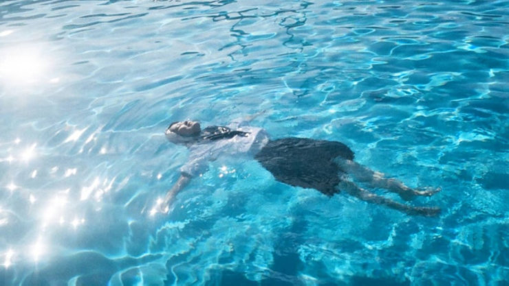 女の人が水の中で浮かび、泳いでいる様子