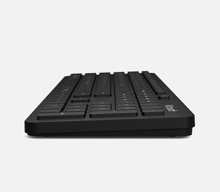 Primeiro plano lateral direito do teclado Microsoft.