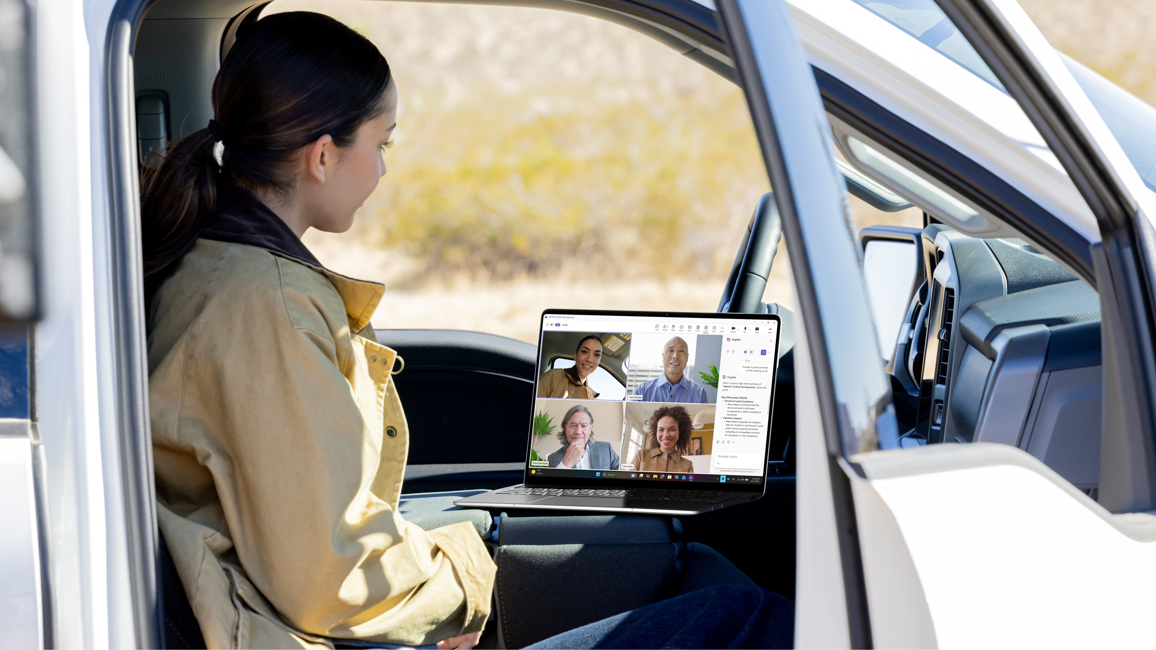 Un télétravailleur assis dans un camion avec la porte ouverte et un ordinateur portable Surface Laptop Windows ouvert lors d'une visioconférence en ligne avec quatre collègues