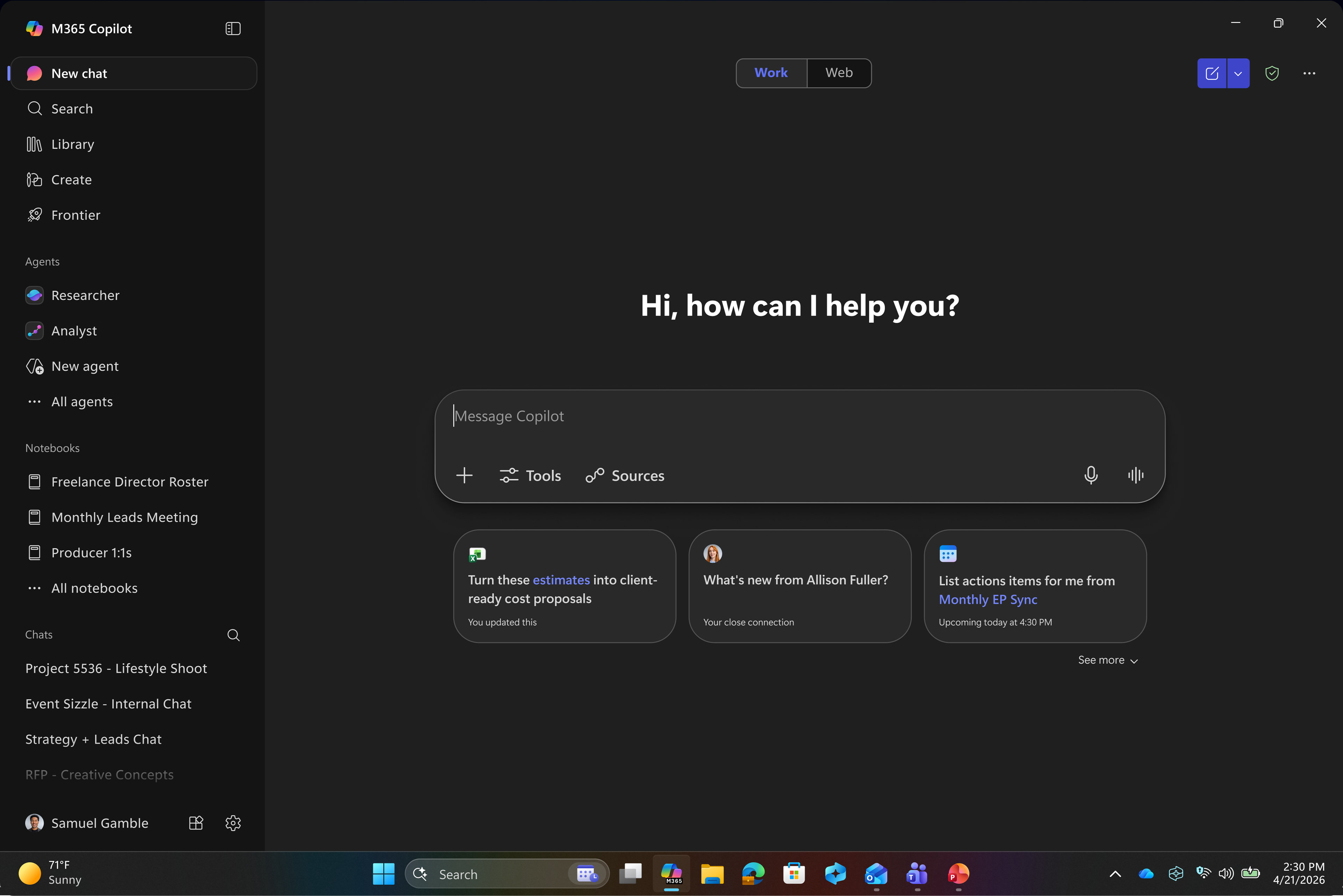 Une image plein écran de la boîte de conversation de Microsoft 365 Copilot, prête à vous aider dans vos tâches.