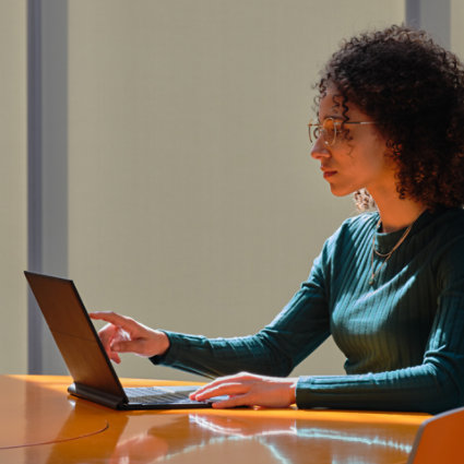 Mujer usando una PC con pantalla táctil