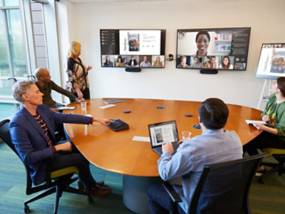 Seseorang memegang smartphone di dalam mobil.