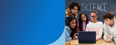 Grupa osoba koje gledaju u računalo