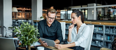 קבוצה מגוונת של שישה עמיתים, כולל אחד שיושב בכיסא גלגלים, מחייכים וצוחקים