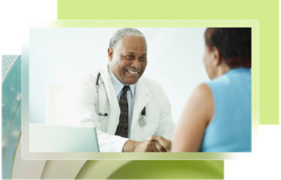 Un médecin serrant la main d’un patient.