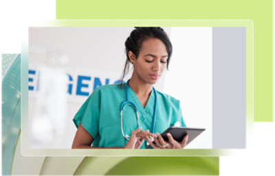 Une femme en blouse utilise une tablette étiquetée IENA.