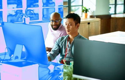 Ryhmä miehiä työskentelee tietokoneella.