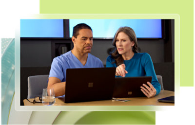 Un homme et une femme regardant des ordinateurs portables.