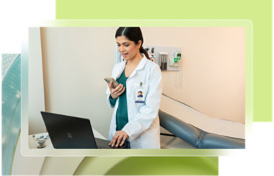 Une femme en blouse blanche utilisant un ordinateur portable.