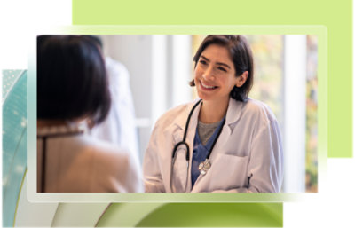 Une femme en blouse blanche avec un stéthoscope.
