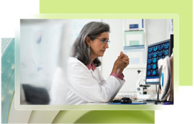 Un médecin tenant une tablette.