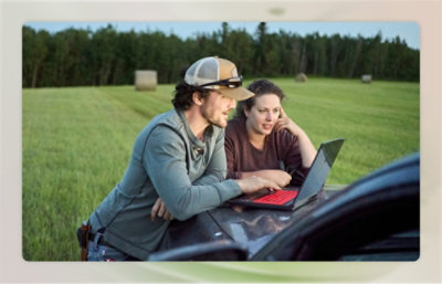 Un uomo e una donna che guardano un portatile.