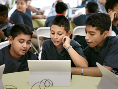 Skupina dječaka gleda u računalo