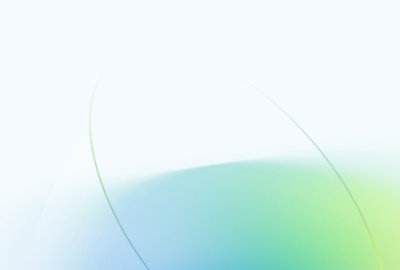 Közelkép egy fényes, absztrakt szoborról, sima, kerek és áttetsző formákkal, pasztellszínekben.