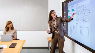 Une personne qui semble faire une présentation sur les services financiers