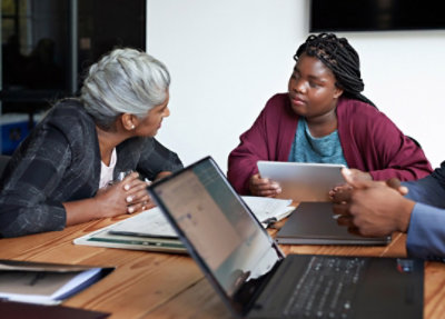 兩個人大概是在討論如何透過 Microsoft Learn 學習