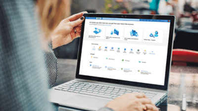 Handen die een laptop vasthouden waarop de startpagina in Azure wordt weergegeven