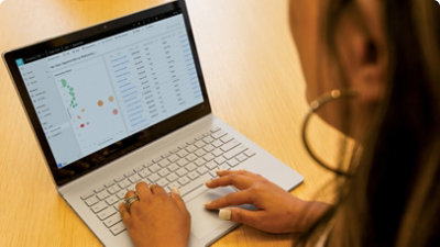 Una persona usando un portátil