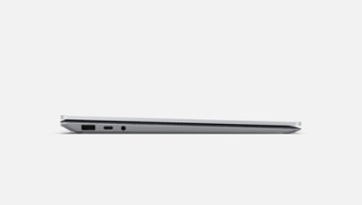 Surface Laptop 5 i fargen Platina vist lukket og fra siden for å vise tilgjengelige porter.
