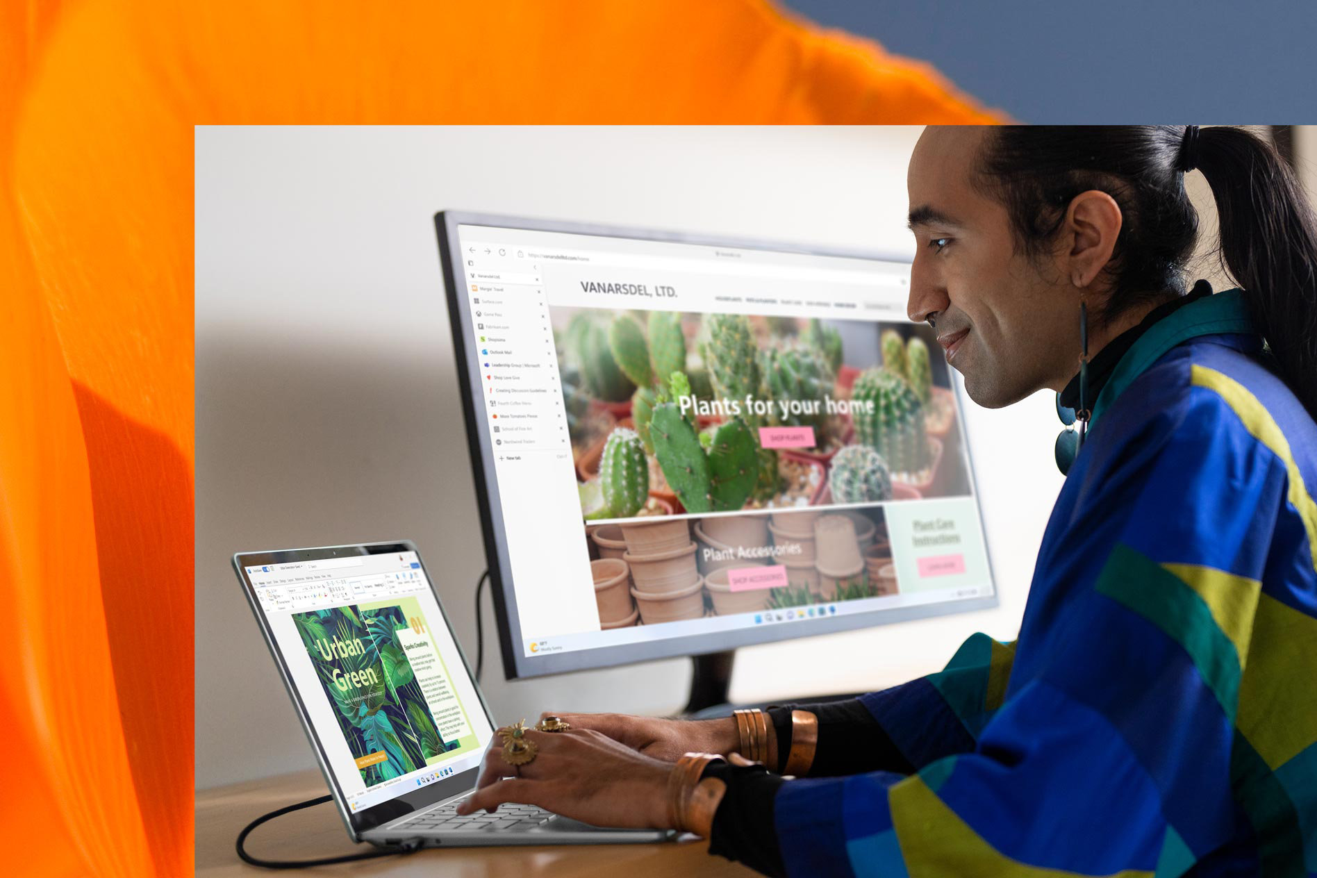 En person arbejder i sit hjemmekontor med en platin Surface Laptop 5 forbundet til en ekstern skærm.