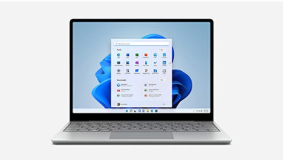 Un Surface Laptop Go 2 couleur Platine vu de face montre l’écran d’accueil de Windows 11.