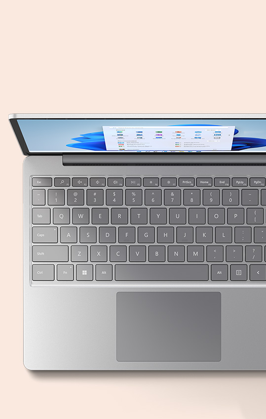Vista aérea de Surface Laptop Go 2 en platino con el teclado destacado.